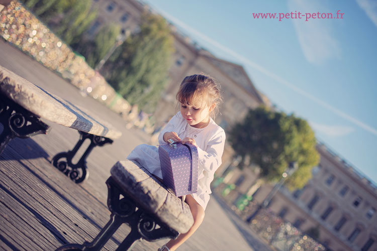 Séance photos enfant Paris Quai de Seine