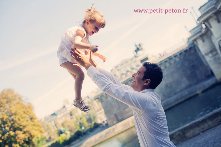 Séance photos enfant Paris Quai de Seine