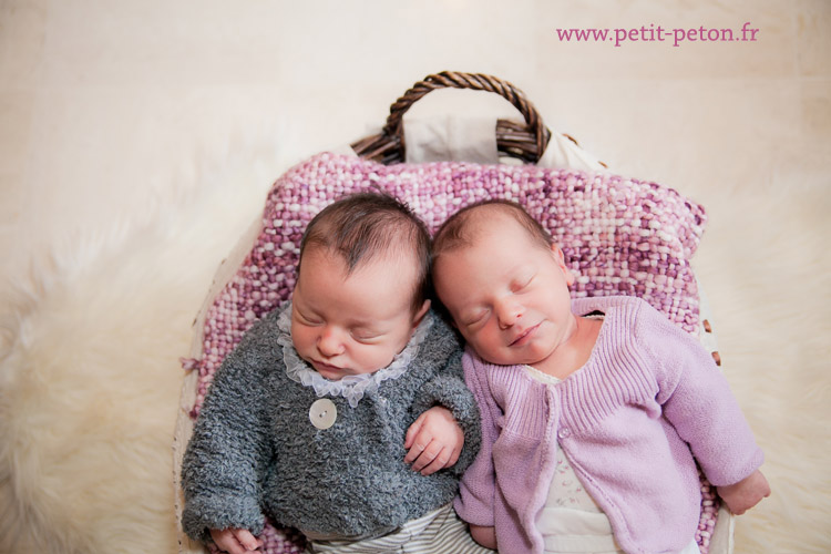 Séance photos nouveau né avec des jumelles à Paris 