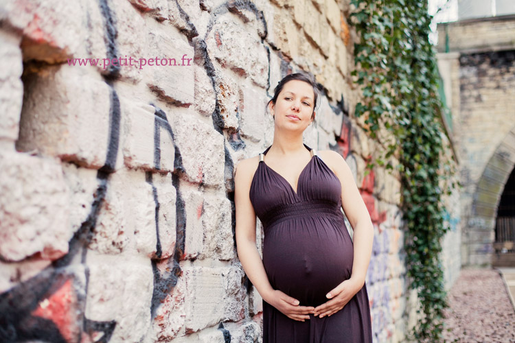 jolie femme enceinte sur mur tagué