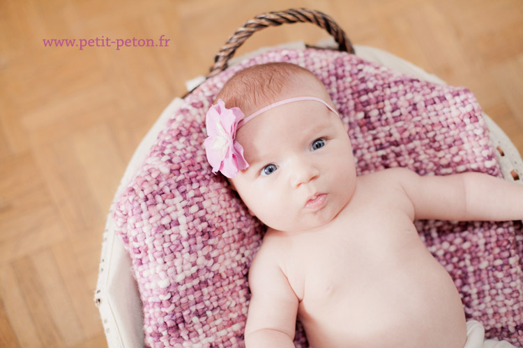 photo bébé paris dans un panier