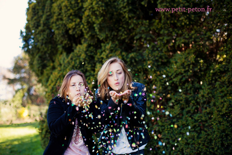 séance photo entre soeur et confettis
