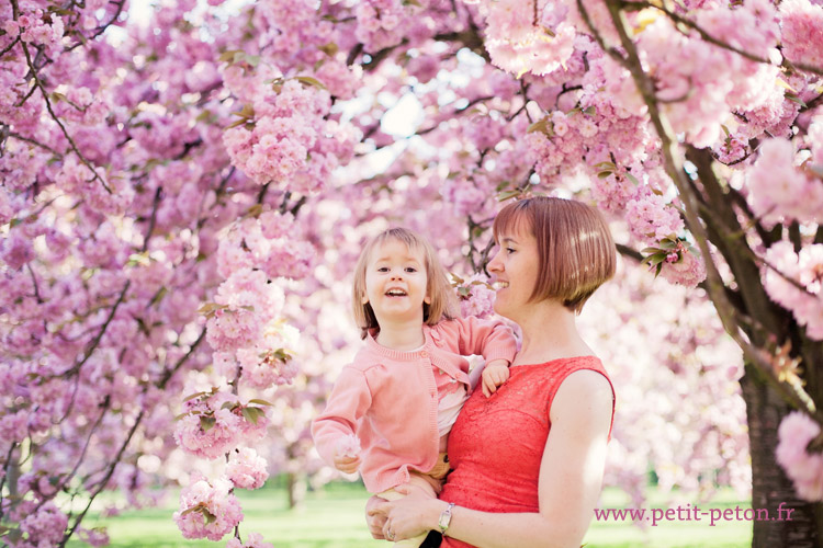 séance photo enfant parmi les cerisiers en fleurs du parc de sceaux