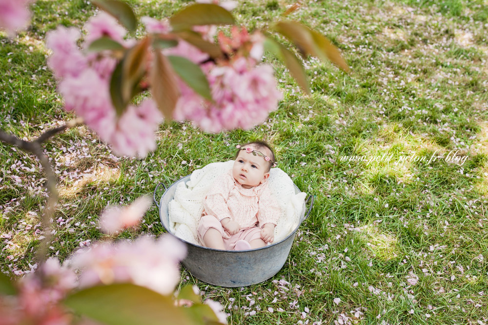 Photographe bébé 6 mois en extérieur