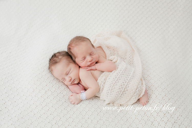 Photographe nouveau né jumelles