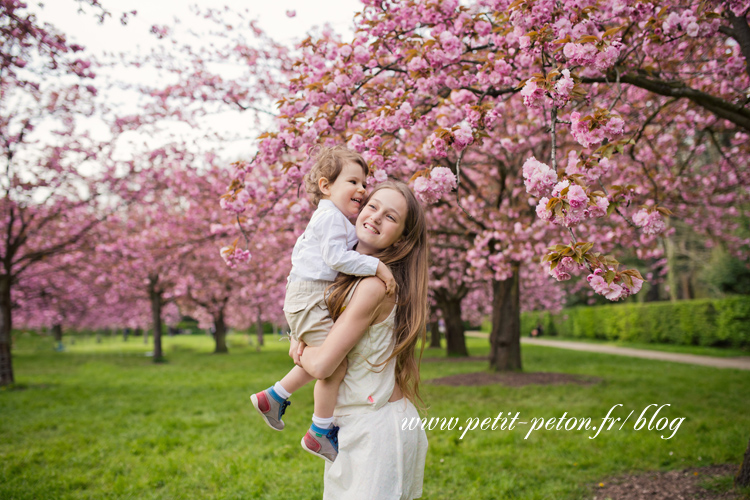 Photographe famille Sceaux - Séance photo cerisiers en fleurs