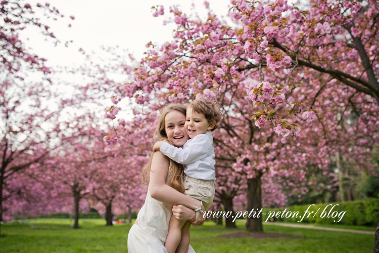Photographe famille Sceaux - Séance photo cerisiers en fleurs