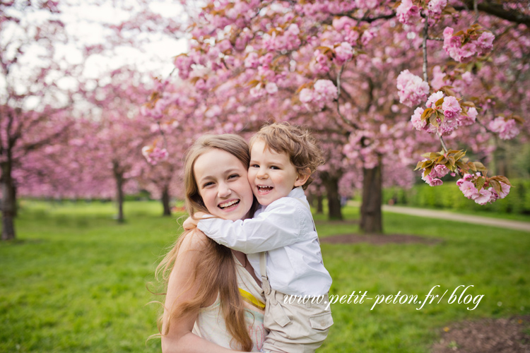 Photographe famille Sceaux - Séance photo cerisiers en fleurs