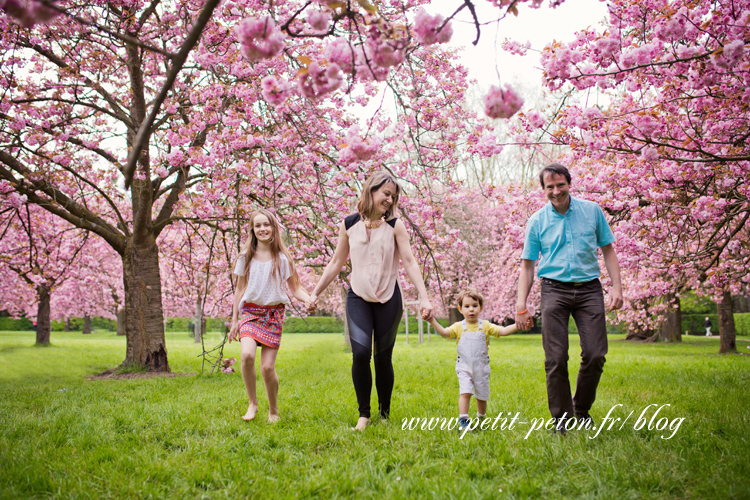 Photographe famille Sceaux - Séance photo cerisiers en fleurs