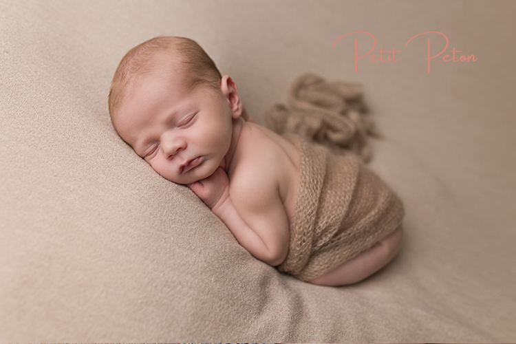 bébé en position foetus