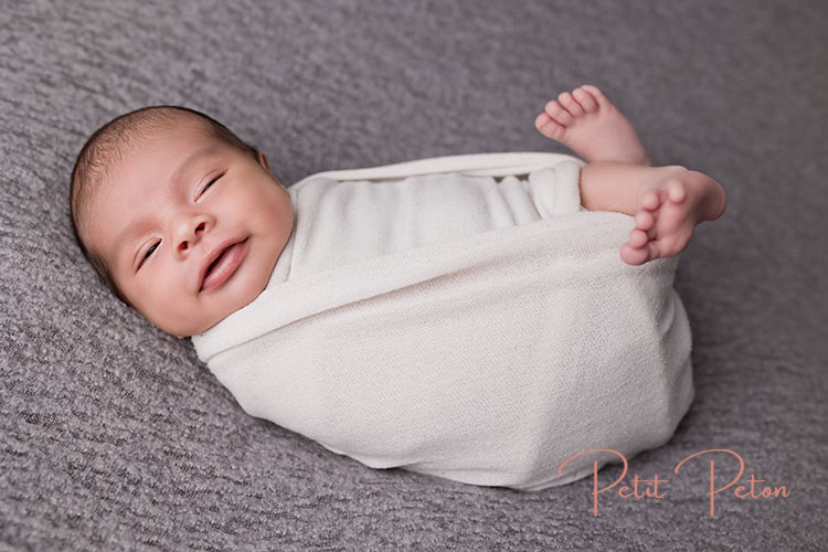 bébé souriant en seance photo