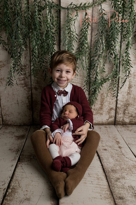 nouveau né avec son grand frère à paris